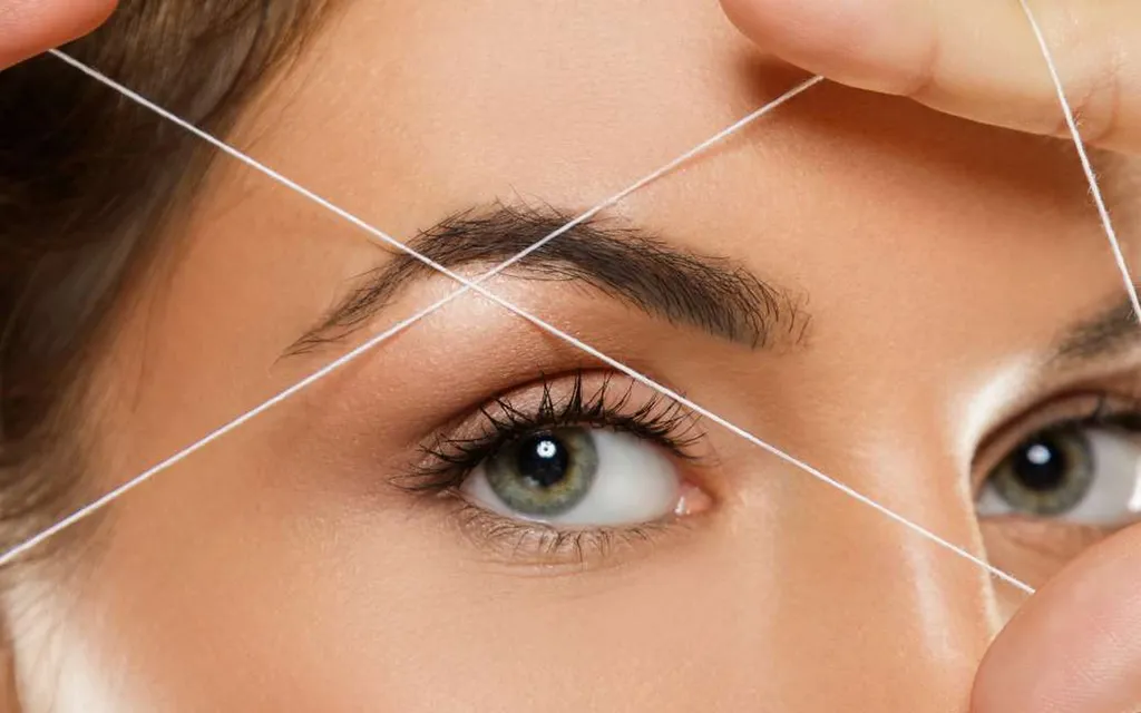 Épilation visage au fil pour enlever duvet et restructurer les sourcils avec résultat net et respect des peaux sensibles à Pessac