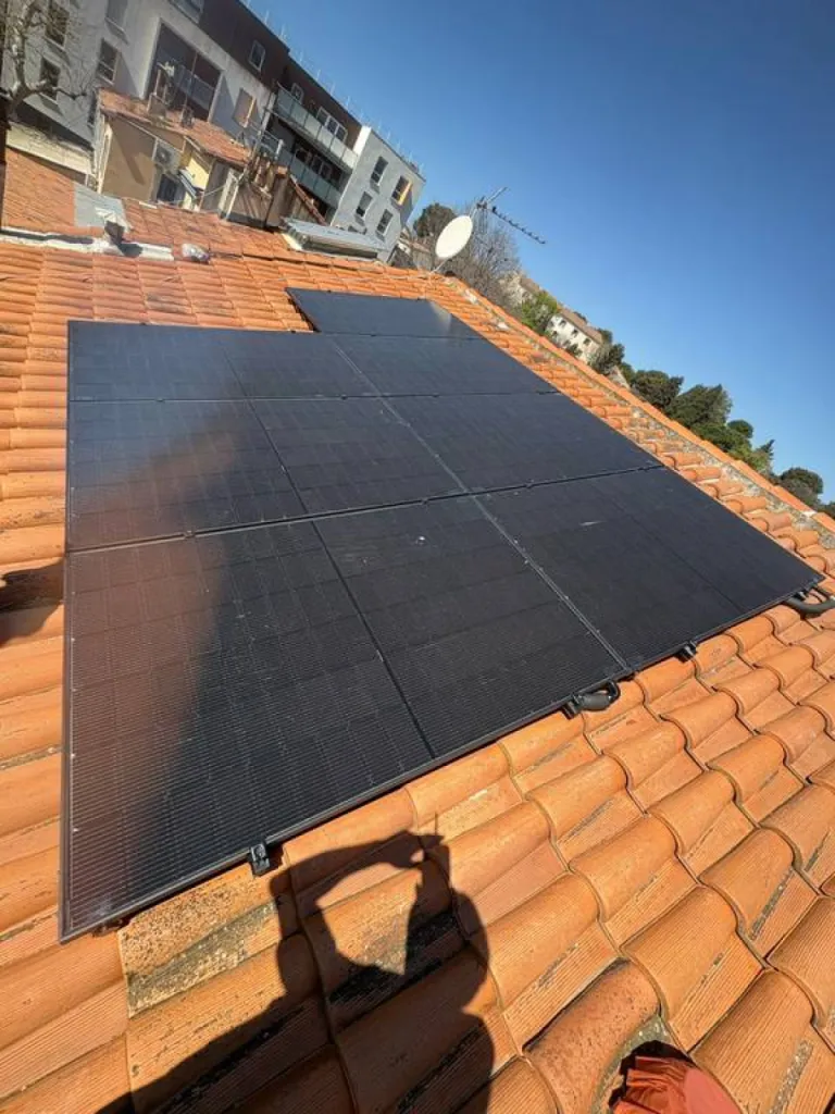 Installation de panneaux solaires à Marseille sur toiture en tuiles mécaniques dès 9 990€