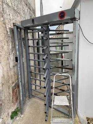 Installation d’un contrôle d’accès tourniquet avec lecteur de carte et badgeage sur base vie à Aubervilliers 93300