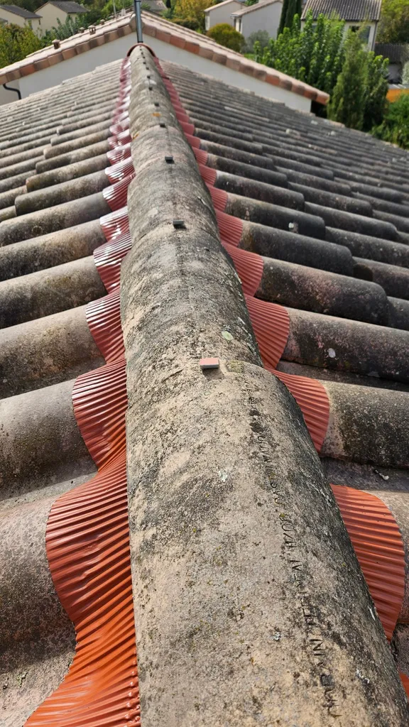 Faîtage rénové à Castelginest assurant une protection renforcée contre la pluie et le vent.