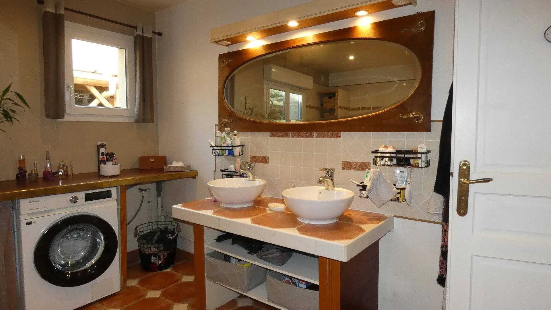 Dans un village côtier entre Dieppe et Le Tréport, à proximité immédiate de la plage.