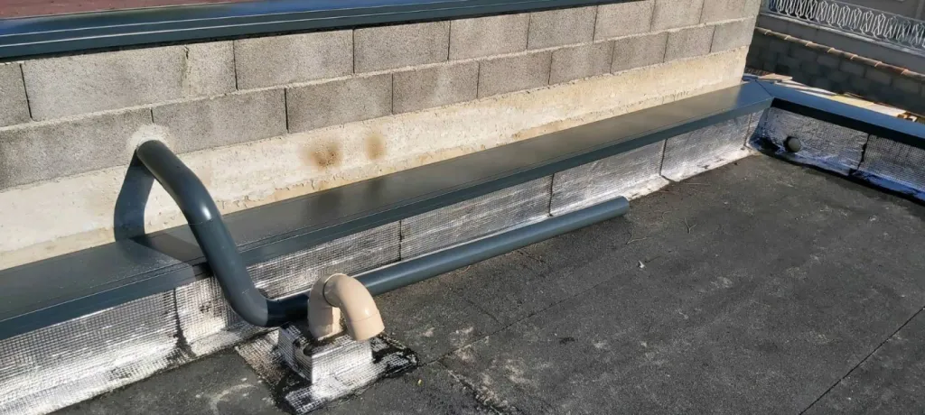 Couvertine aluminium sans raccord ni soudure. épaisseur 10/10 ème couleur au choix dans notre nuancier.