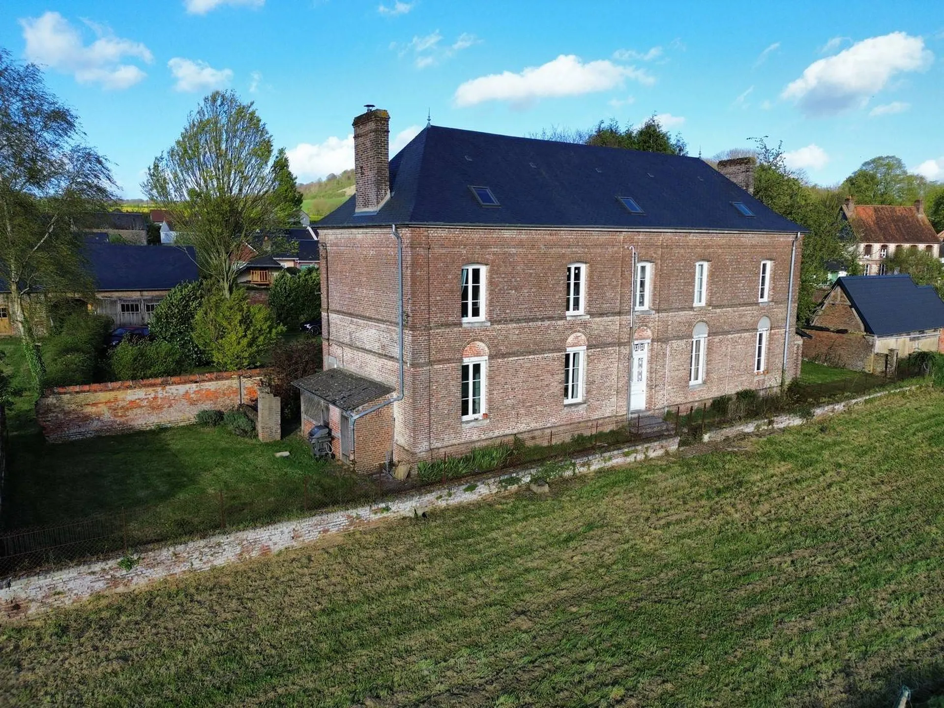 **Propriété de prestige à vendre en Normandie** : Opportunité rare à saisir à seulement quelques pas des villages pittoresques et des paysages verdoyants, présentée par Terres et Demeures de Normandie.