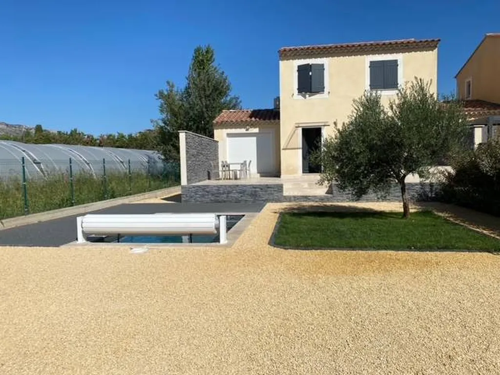 Professionnel du jardin pour la pose de pelouse en plaques à Eyguières 13430, pour un extérieur verdoyant et parfaitement entretenu