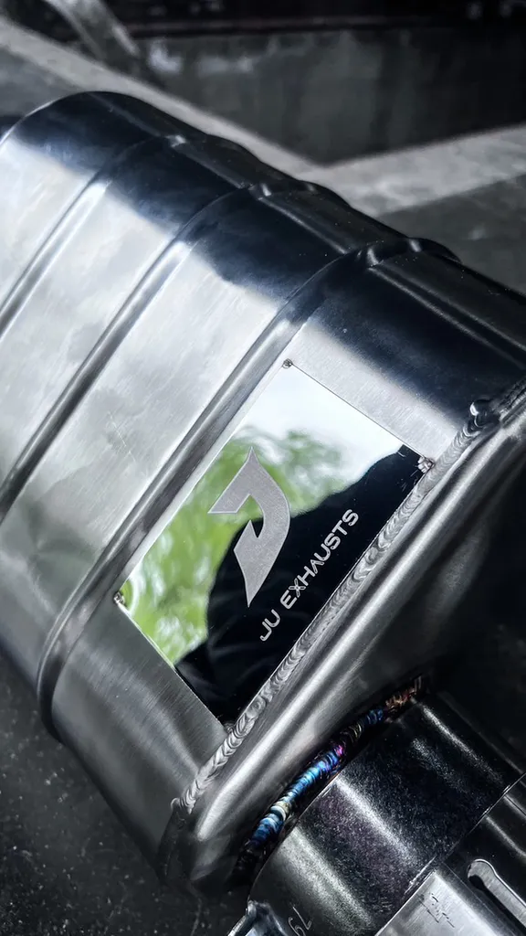 Échappement Porsche 911 GT3 RS 991.1 en inox haute qualité. Solution performance destinée aux passionnés recherchant une sonorité racing, une réduction des contre-pressions et une optimisation du système d'échappement pour un usage routier ou circuit.