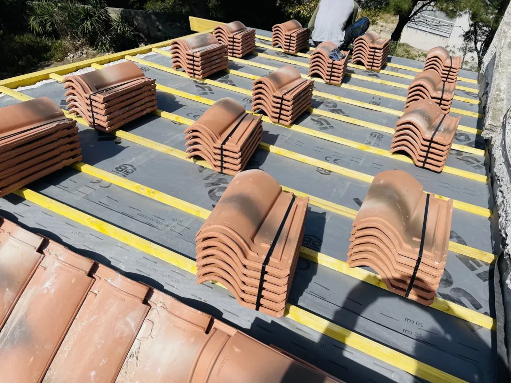 Réfection d’une toiture avec rénovation de charpente et isolation sur Aix en Provence.