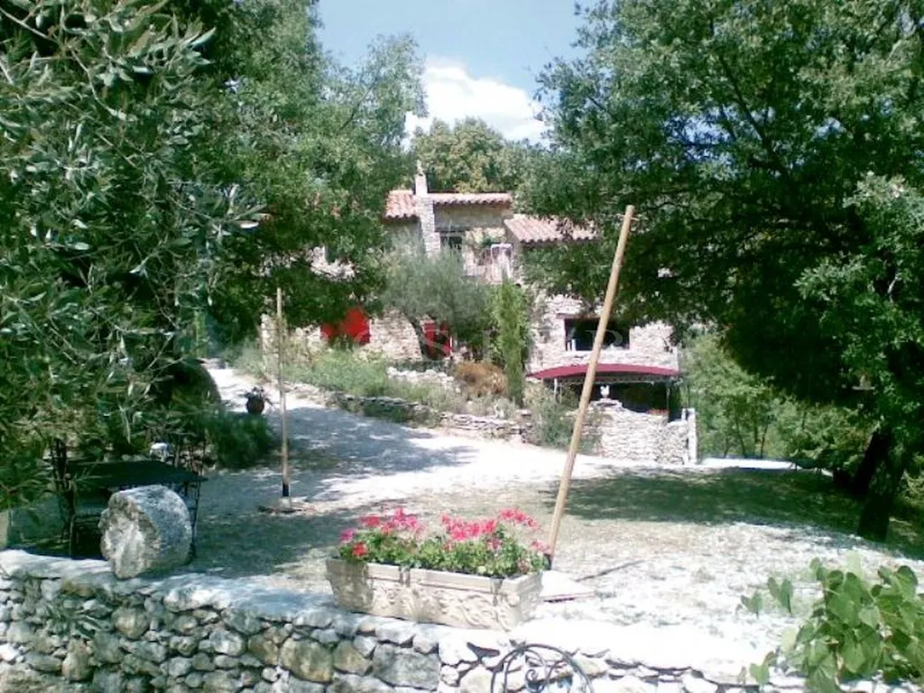 Ensemble de plusieurs maisons formant un hameau à proximité du Mont Ventoux  sur 14 hectares.