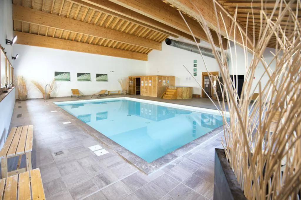 Piscine intérieure orelle