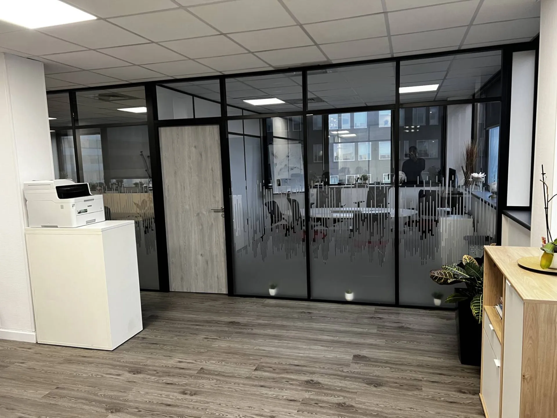 Cloisons de bureau vitrées et amovibles dans un open-space à NOISY le GRAND