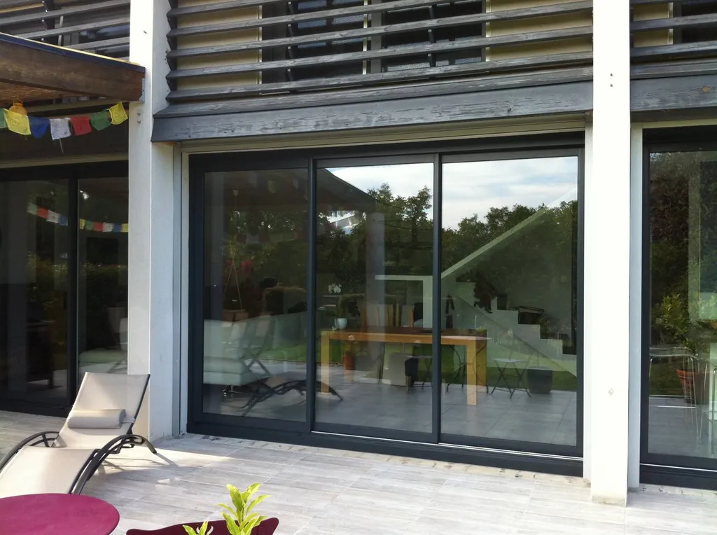 Coulissant alu 3 vantaux avec volets intégrés dans caisson titan posé à APRIEU prêt de bourgoin