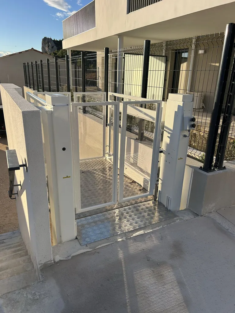 Une fois achevé, voilà l'accès supérieur de la plateforme élévatrice verticale Strategos au domaine de Bellepeire aux pennes Mirabeau près de Marseille