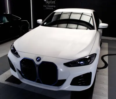 Découvrez l’élégance et la protection parfaite : cette BMW i4 est protégée intégralement avec le film XPEL, pour un éclat durable