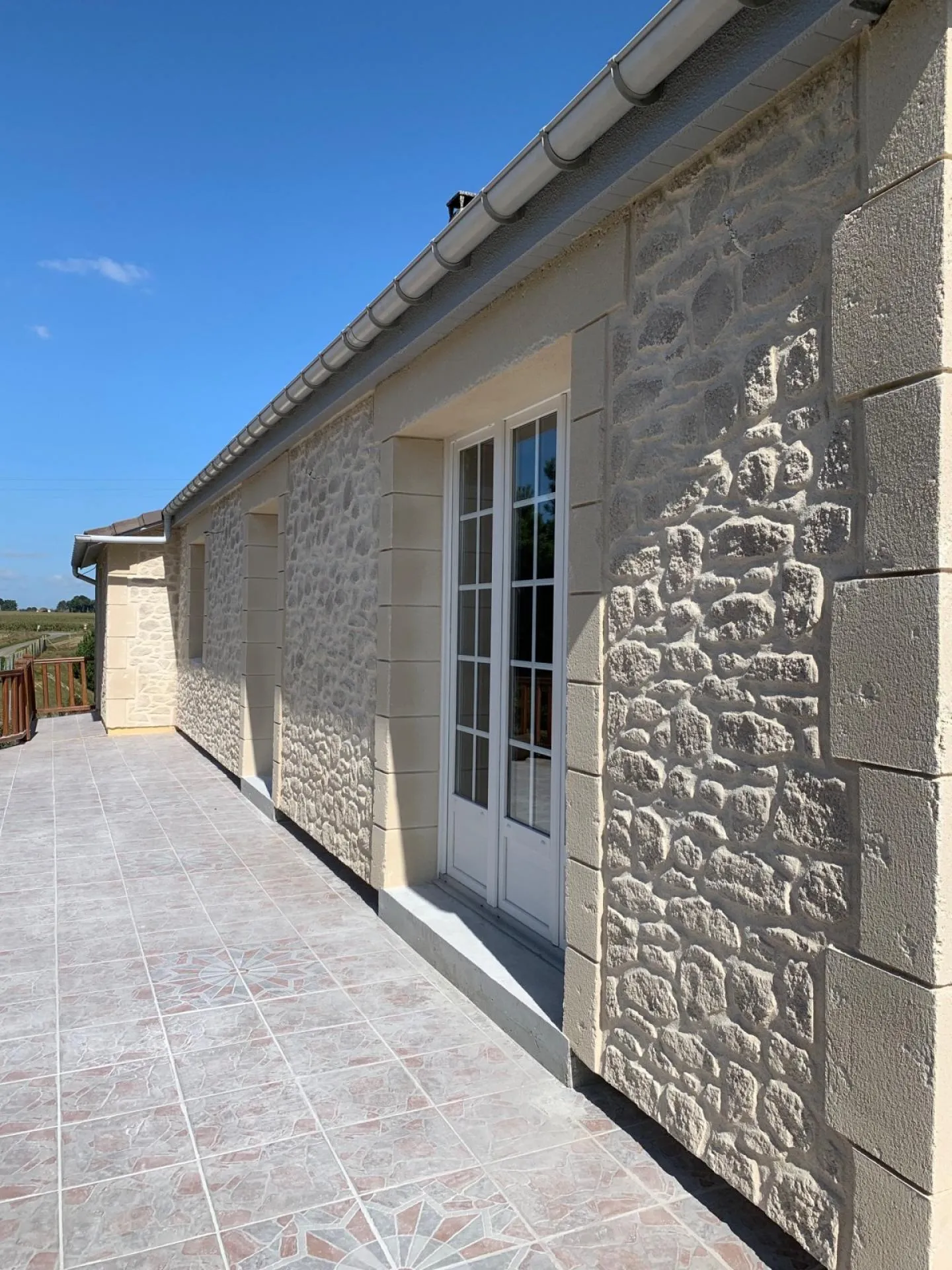 Réalisation d'un ravalement aspect pierre sur une maison moderne avec enduit à la chaux aérienne dans le secteur Le Havre (76) - Normandie