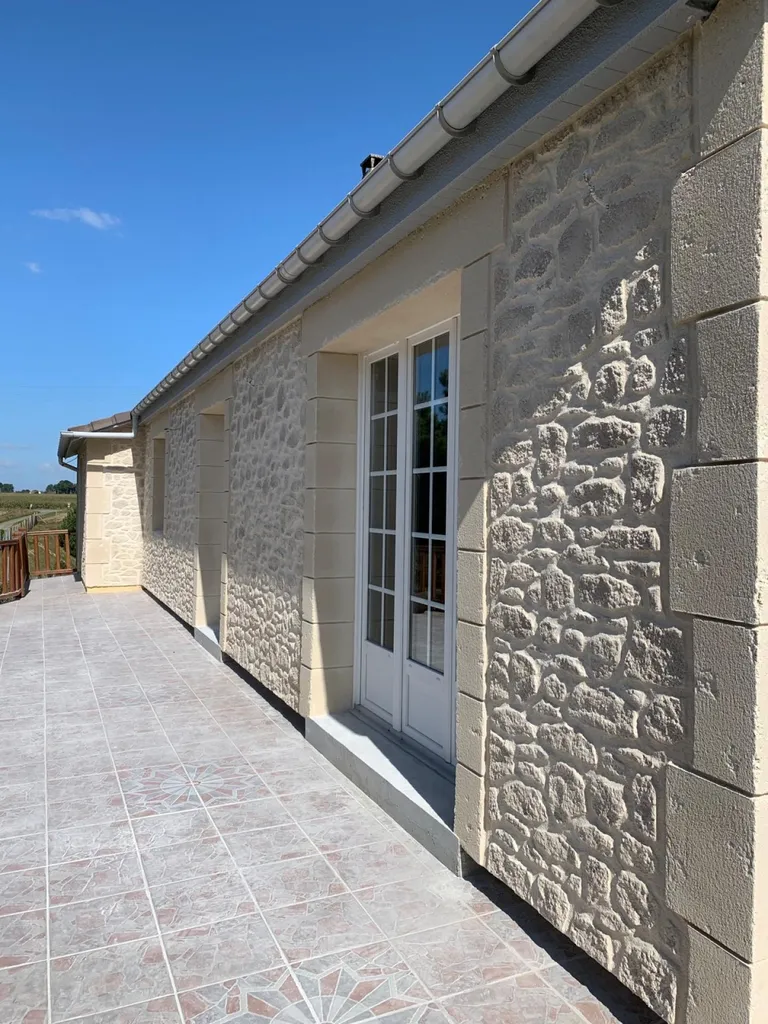 Réalisation d'un ravalement aspect pierre sur une maison moderne avec enduit à la chaux aérienne dans le secteur Le Havre (76) - Normandie