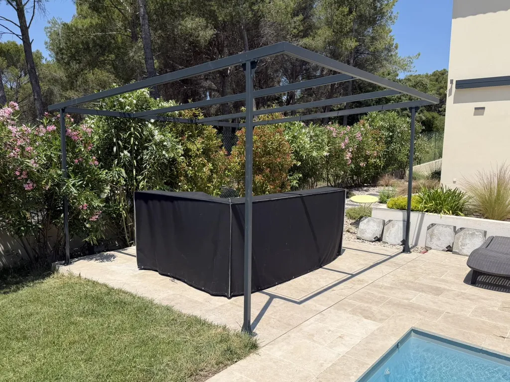 Création d'une pergola moderne en fer près d'Aix en provence