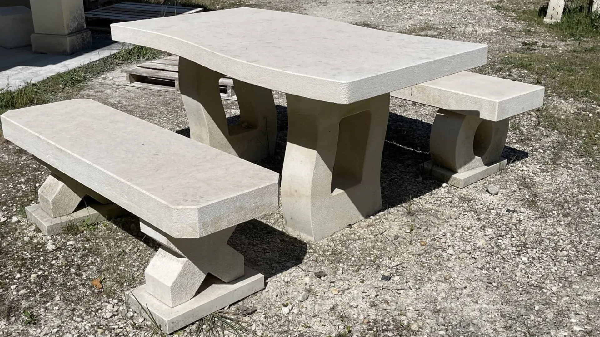 Pierres dures de Dordogne fabrication d'éléments de décoration tels que cheminées, balustrades, fontaines et bassins, bancs et tables, corniches, colonnes, piliers de portails ou de portillons…