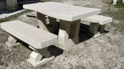 Pierres dures de Dordogne fabrication d'éléments de décoration tels que cheminées, balustrades, fontaines et bassins, bancs et tables, corniches, colonnes, piliers de portails ou de portillons…