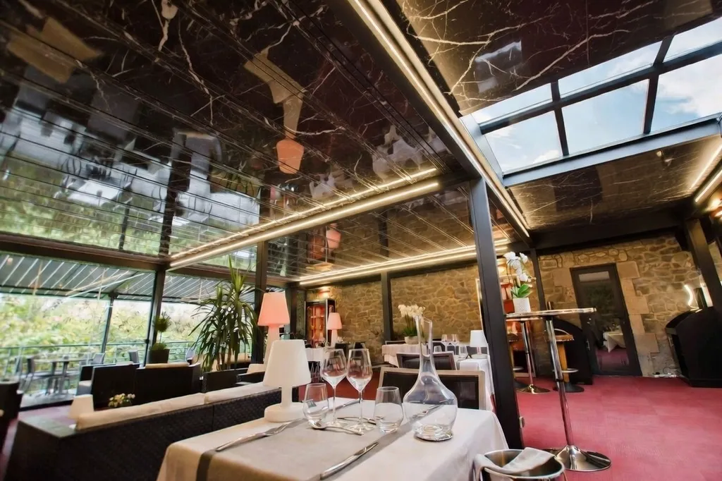Restaurant avec pergola toit rétractable isolé et lames finition marbre à Montélimar