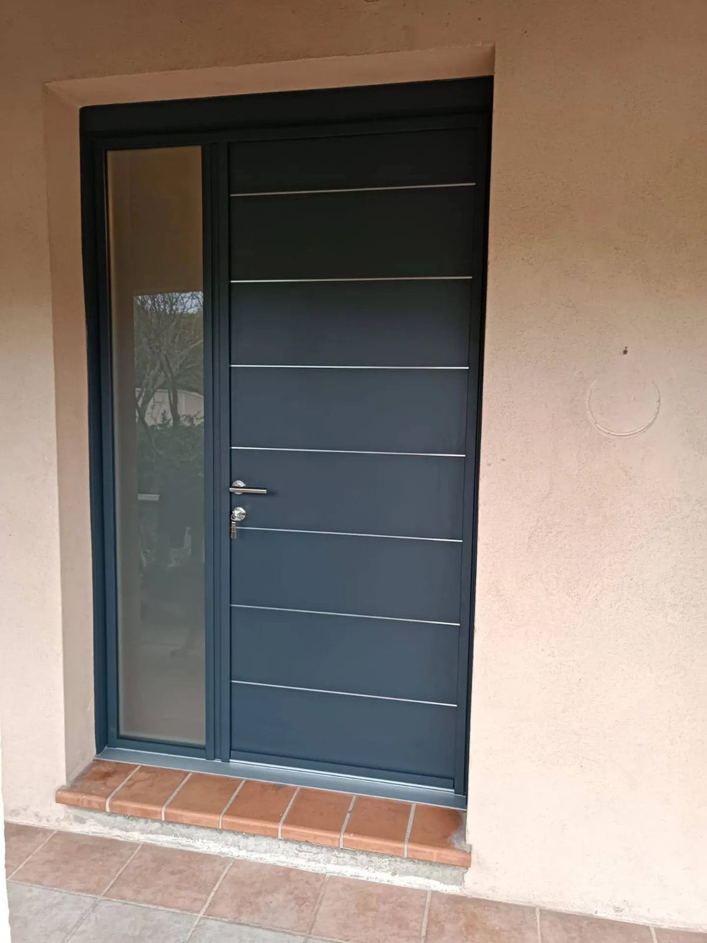 Installation d'une porte d'entrée en aluminium à Martigues