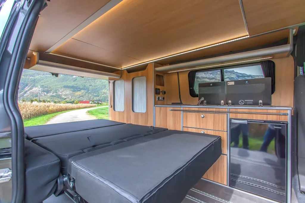 Aménagement intérieur sur-mesure Ford Transit Custom L1H1 Court avec banquette similicuir noir matelassé à Grenoble en Isère