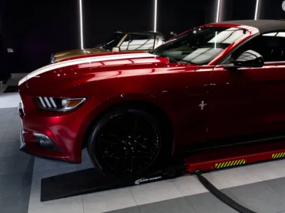 Gloss Obsession sublime cette Ford Mustang avec un covering de qualité, appliqué selon les standards des véhicules haut de gamme.