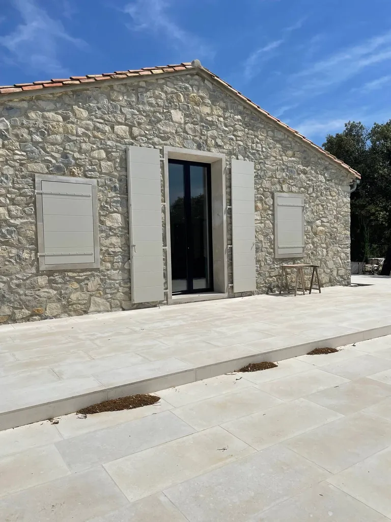 DALLAGES EXTERIEURS / TERRASSE EN PIERRE NATURELLE DE MOLEANOS FINITION SABLEE