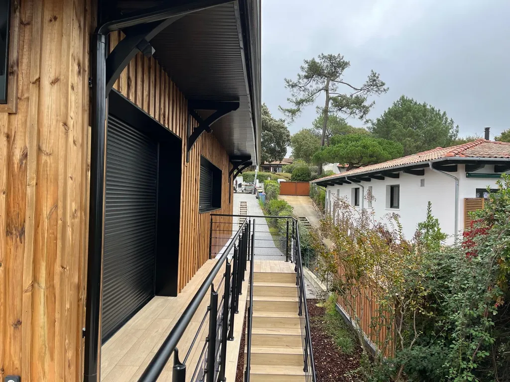 Pose bardage en pin avec couvre-joint sur mesure à Pyla-sur-Mer, La Teste-de-Buch