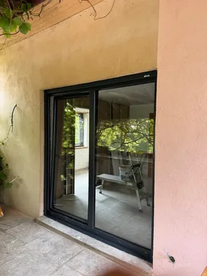 Installation de fenêtre coulissante aluminium avec vitrage isolant pour ouverture lumineuse en rénovation à Illkirch-Graffenstaden Bas-Rhin