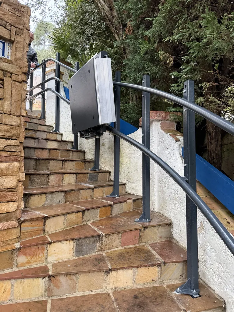 La plateforme oblique Stratos NG repliée remonte sur son point d'arrivée dans une villa en restanque à Peypin près de Marseille