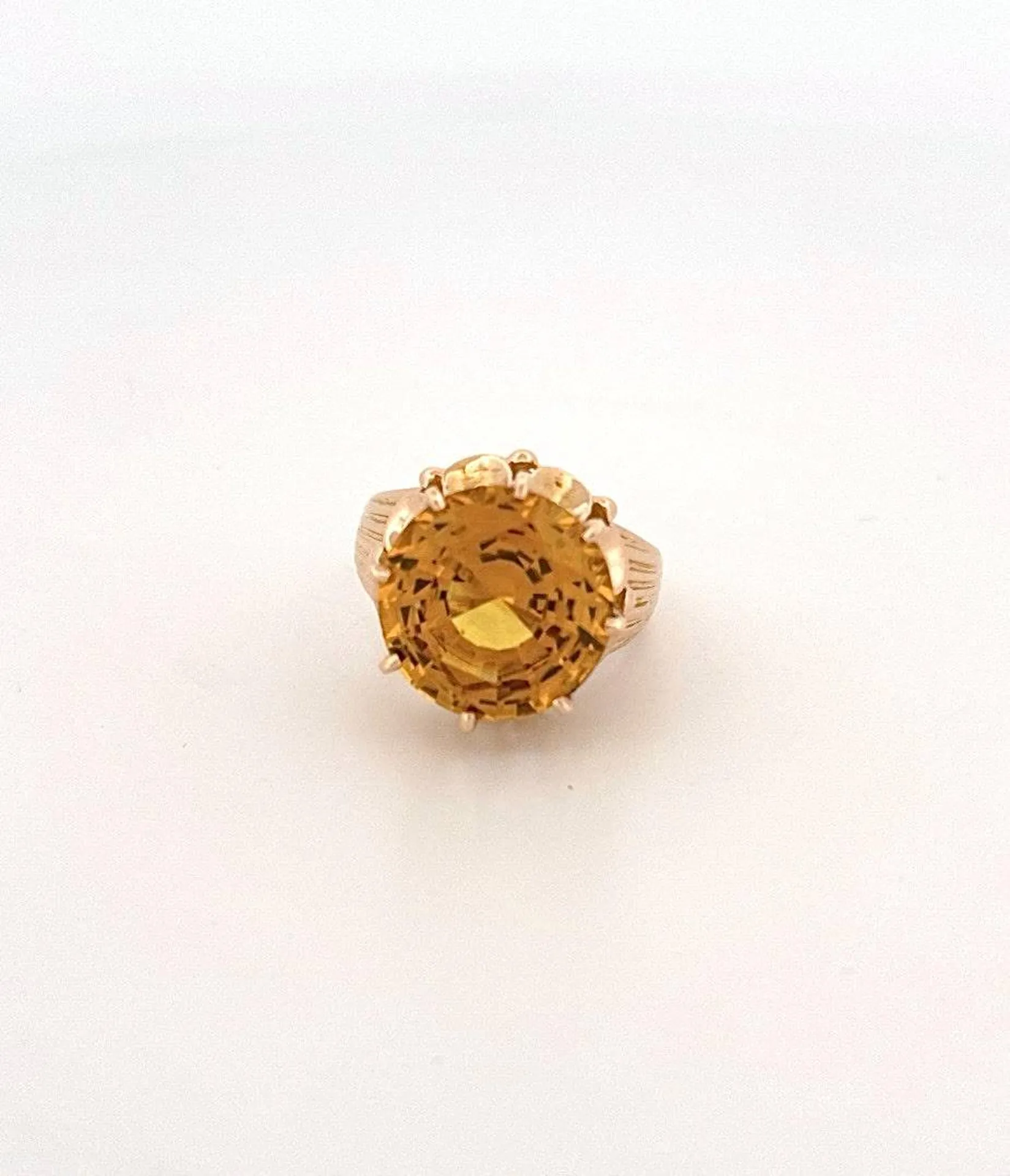 Brillez avec la Nouvelle Venue : La Bague en Or et Saphir Jaune chez Or Ligne en Gironde