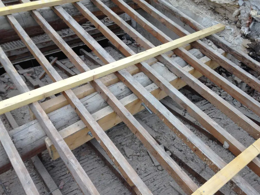 Rénovation d'une toiture d'une maison de ville à Salon de Provence  - mise à nu de la charpente