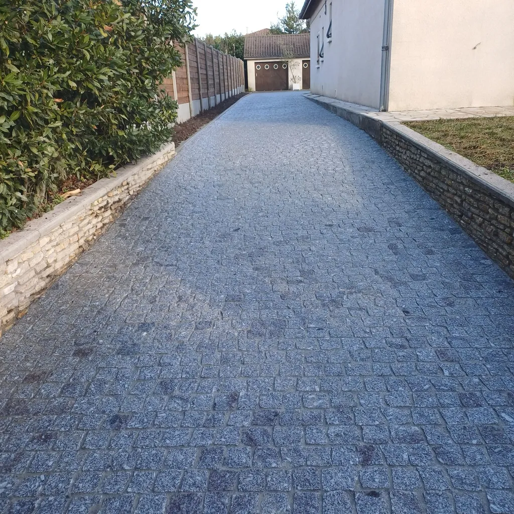 Chantier à Pessac prés de Bordeaux  : Création d'un Chemin Carrossable de 120m² en Pavés Granite Gris Albas par TTL33