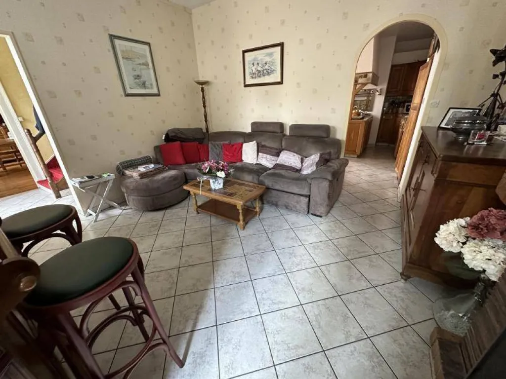 A vendre belle MAISON BOURGEOISE de 165 m² habitables édifiée sur 645 m² de terrain