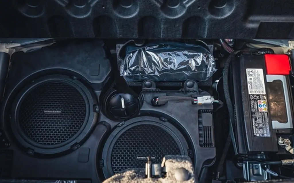 Installation audio Harman Kardon Dodge Demon 170 détail équipement premium