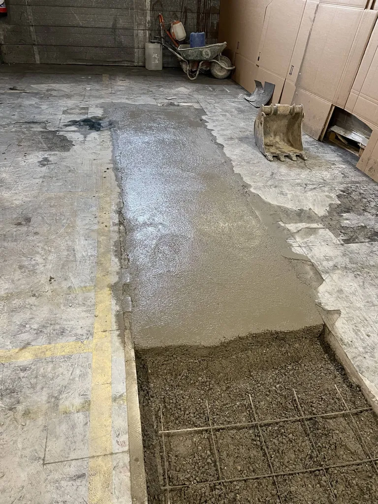 Pose d'un treillis soudé lors de la réparation d'un sol en béton à Belleville en Beaujolais (69)