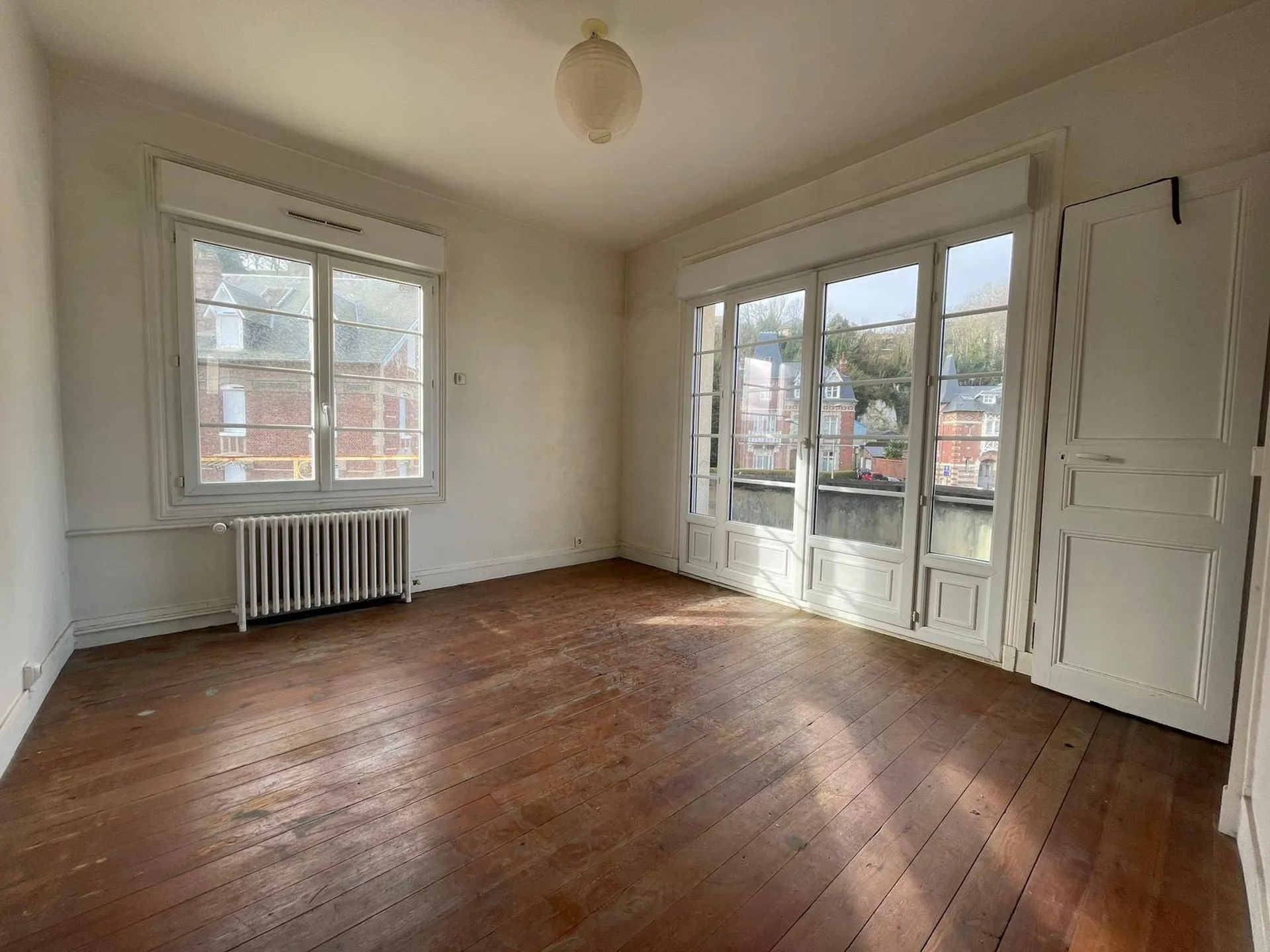 SOUS COMPROMIS Maison de ville, 4 chambres avec jardin et garages, proche gare Dieppe 76