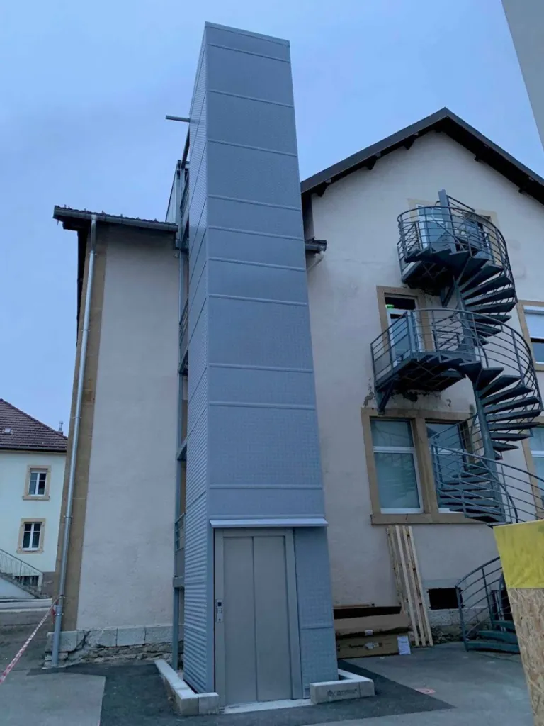 Installation en extérieur d'un élévateur vertical électrique 3 niveaux avec portes telescopiques et course de 9 mètres en Avignon