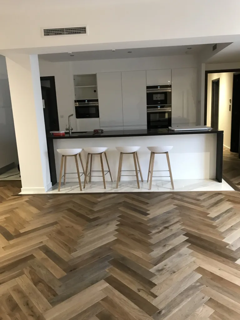Pose de parquet collée en bâton rompu