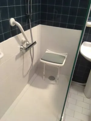 Remplacement baignoire par douche sénior sécurisée à Décines-Charpieu, Rhône (69)