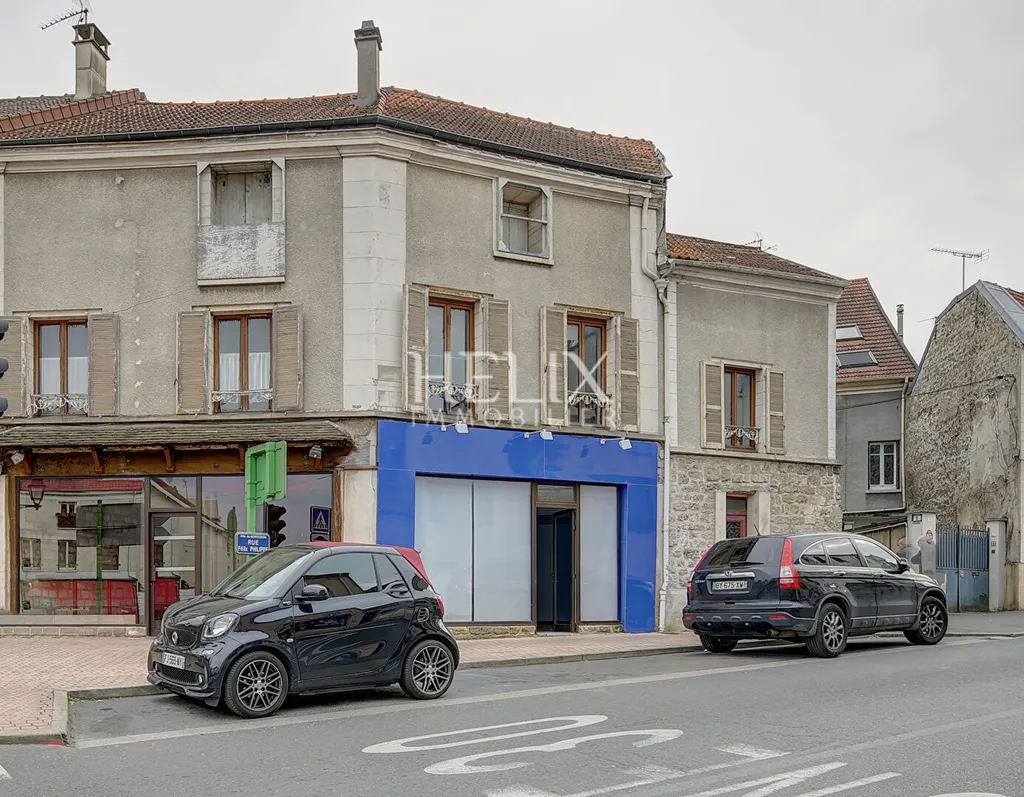 Immeuble à Vendre dans le centre ville de Montesson avec deux commerces