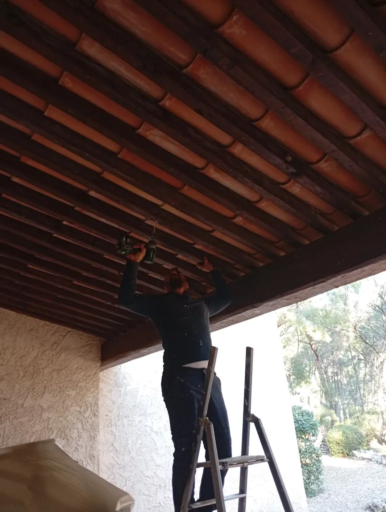 Traitement de charpente avec pose d'injecteur pour injection et pulvérisation chantier Brignoles