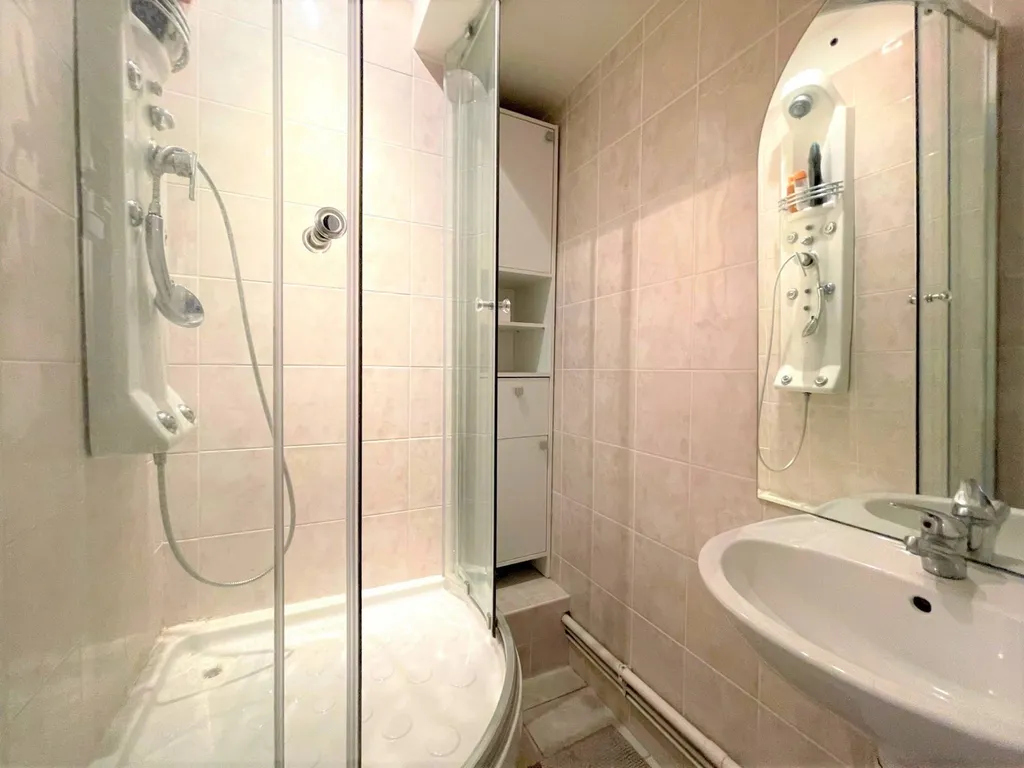 43 m² 2 Pièces à refaire 75007