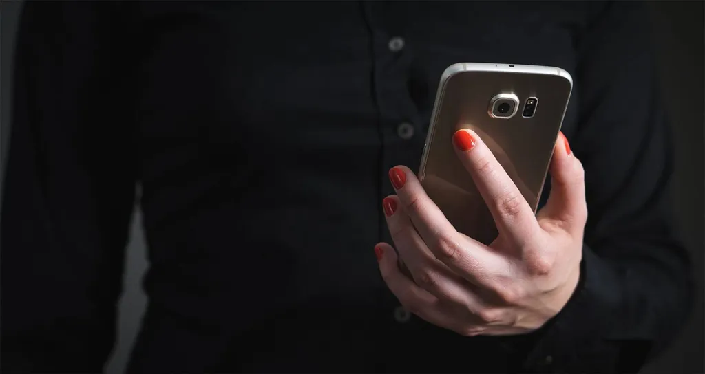 Une voyante indépendante qui vous propose une voyance forfaitaire générale à 50 € par téléphone à Toulon.