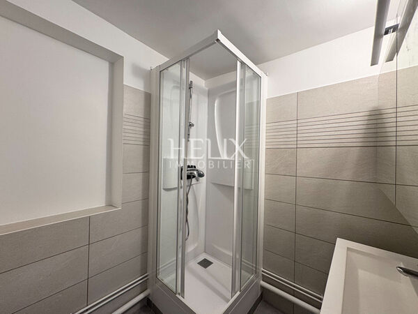 A vendre centre ville à Saint Germain en Laye un appartement avec deux chambres. 