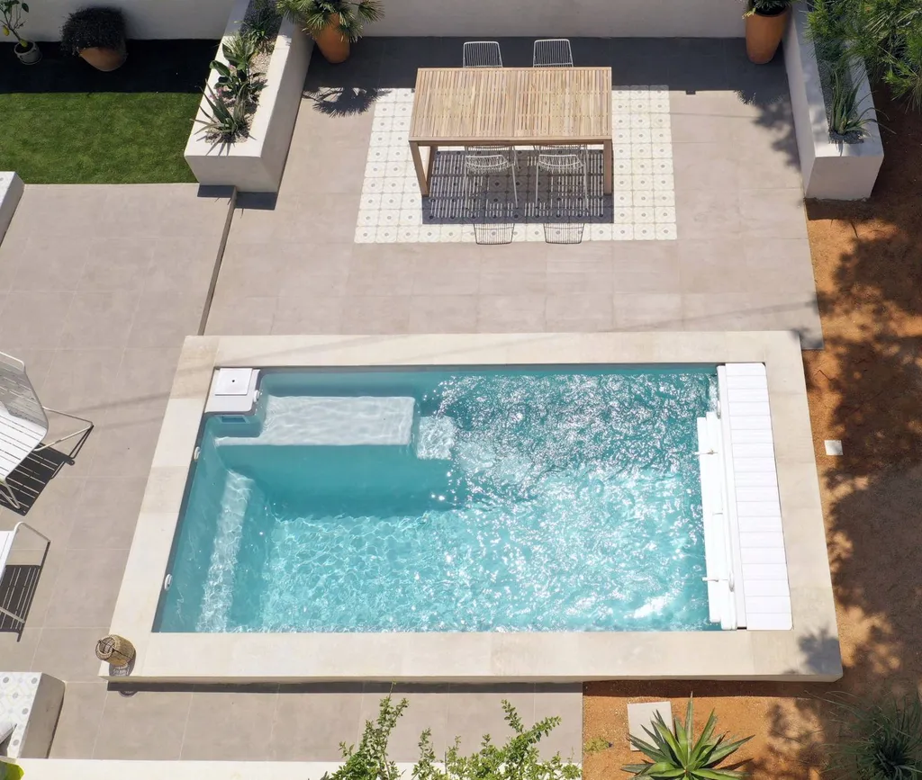 Piscine coque 4x2m au Pradet avec volet immergée et filtration intégrée – solution parfaite pour jardin étroit ou terrasse aménagée.