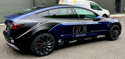 Tesla model 3 Performance personalisation avec film de protection traitement céramique et marquage publicité