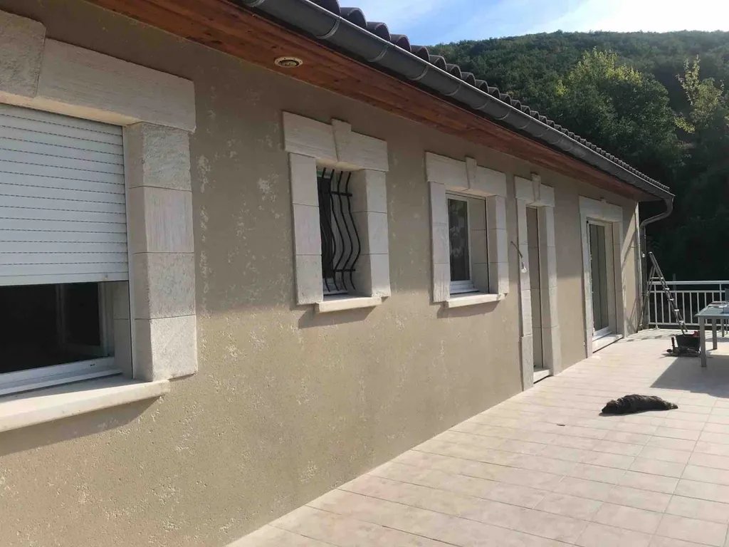 Façade en pierre taillee avec torchis gratté à l’ancienne sur l’étage à Saint-Pons de Thomières