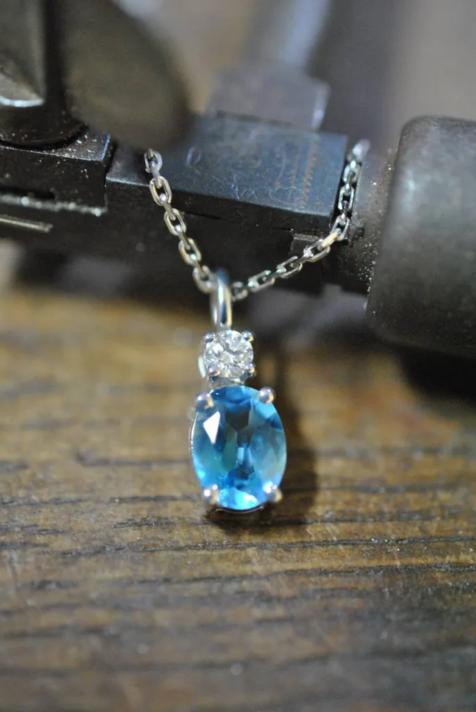 Pendentif or gris, topaze et diamant