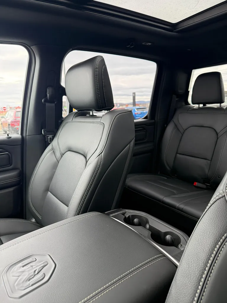 Habitacle Dodge RAM 1500 2026 avec toit panoramique et sellerie cuir premium