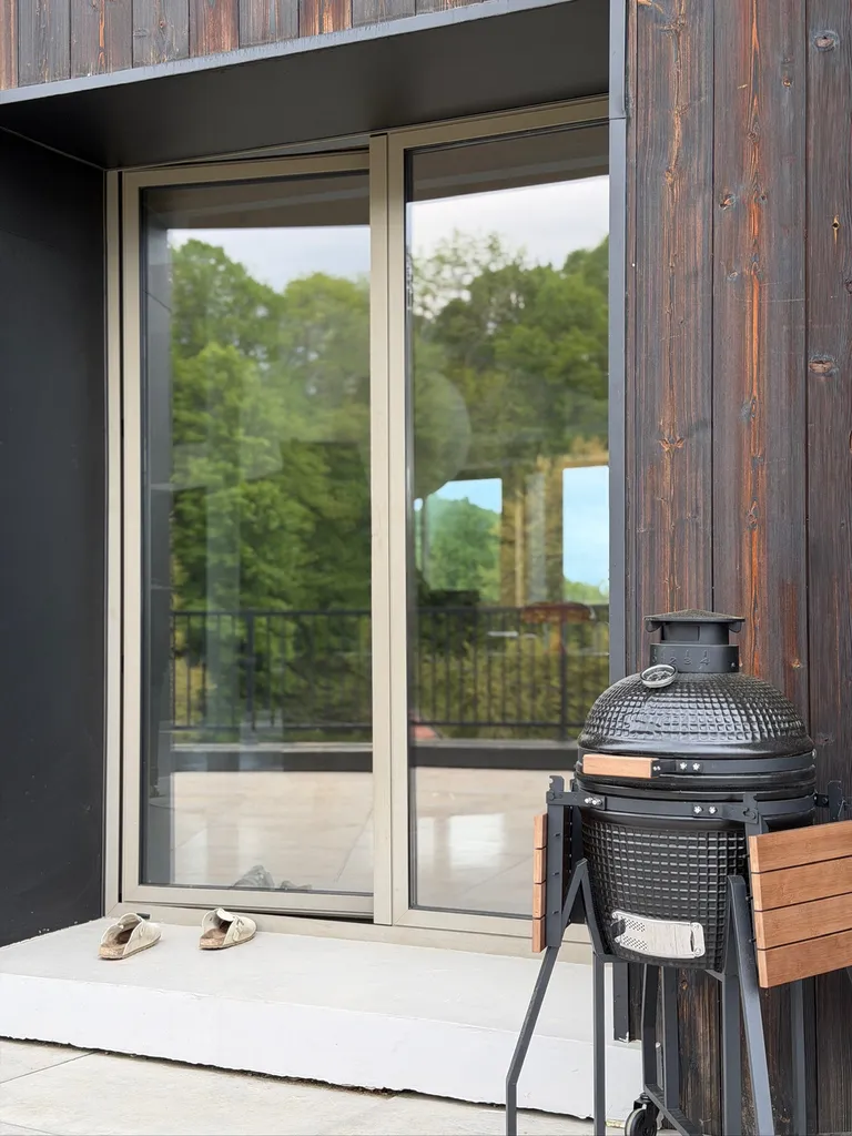 Réduire la chaleur dans une maison dans toute la Haute-Savoie : la solution des films adhésifs solaires